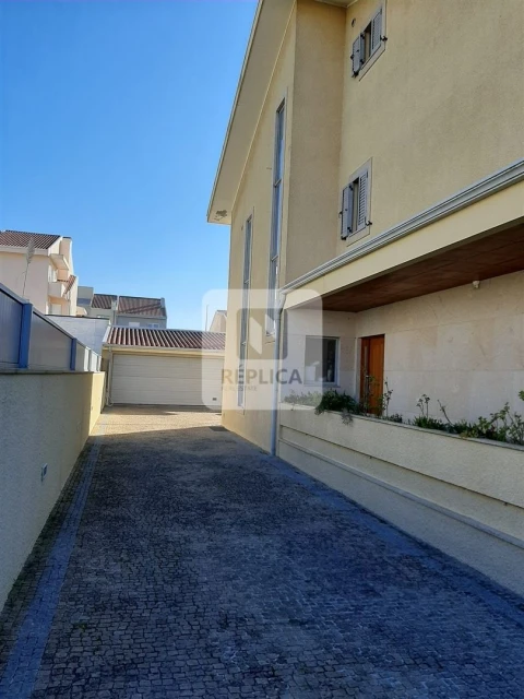 Moradia T4 para Venda em Arcozelo