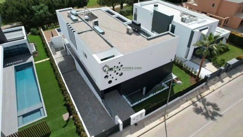 Moradia T4 para Venda em Quarteira