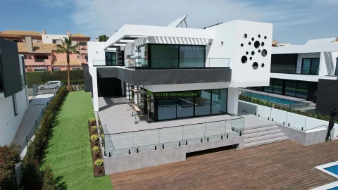 Moradia T4 para Venda em Quarteira