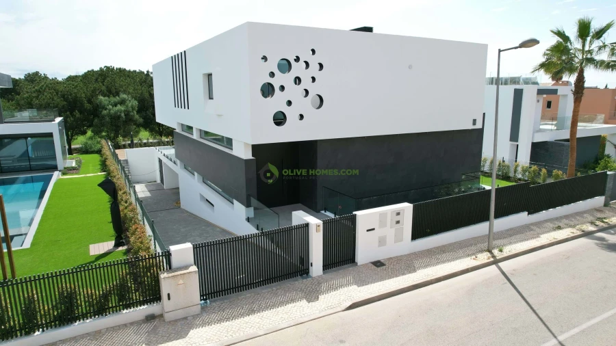 Moradia T4 para Venda em Quarteira Foto 5