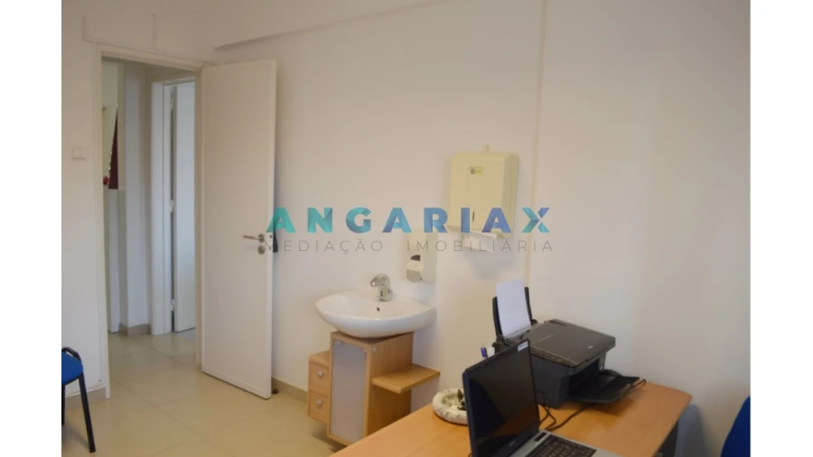 Loja para Venda em Sacavém e Prior Velho Foto 9