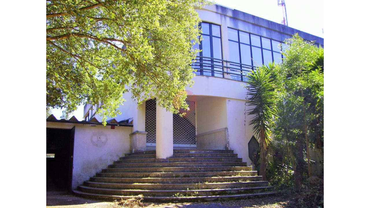 Prédio para Venda em Vila e Roussas Foto 2