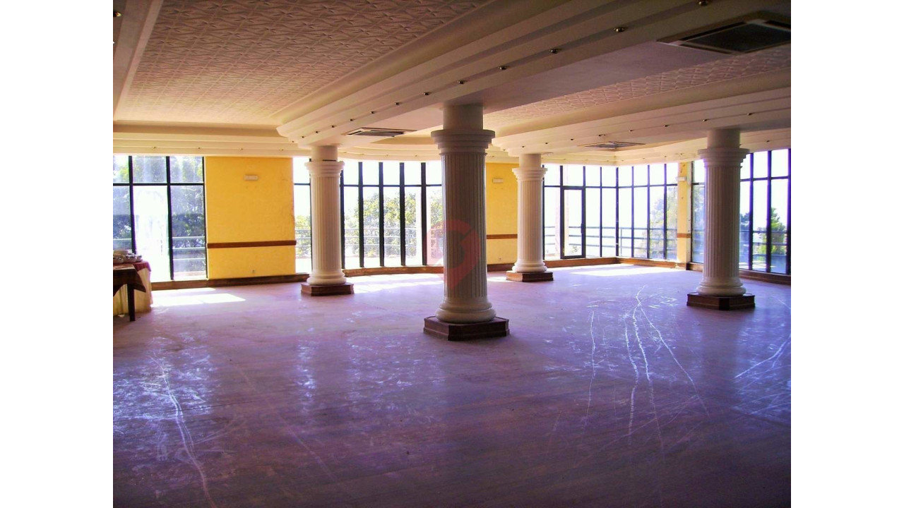 Prédio para Venda em Vila e Roussas Foto 3