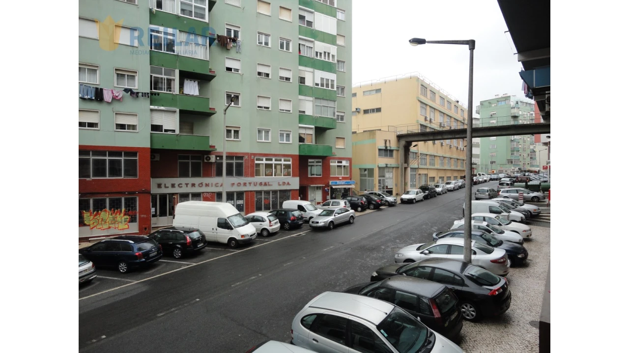 Loja para Venda em Pontinha e Famões Foto 1