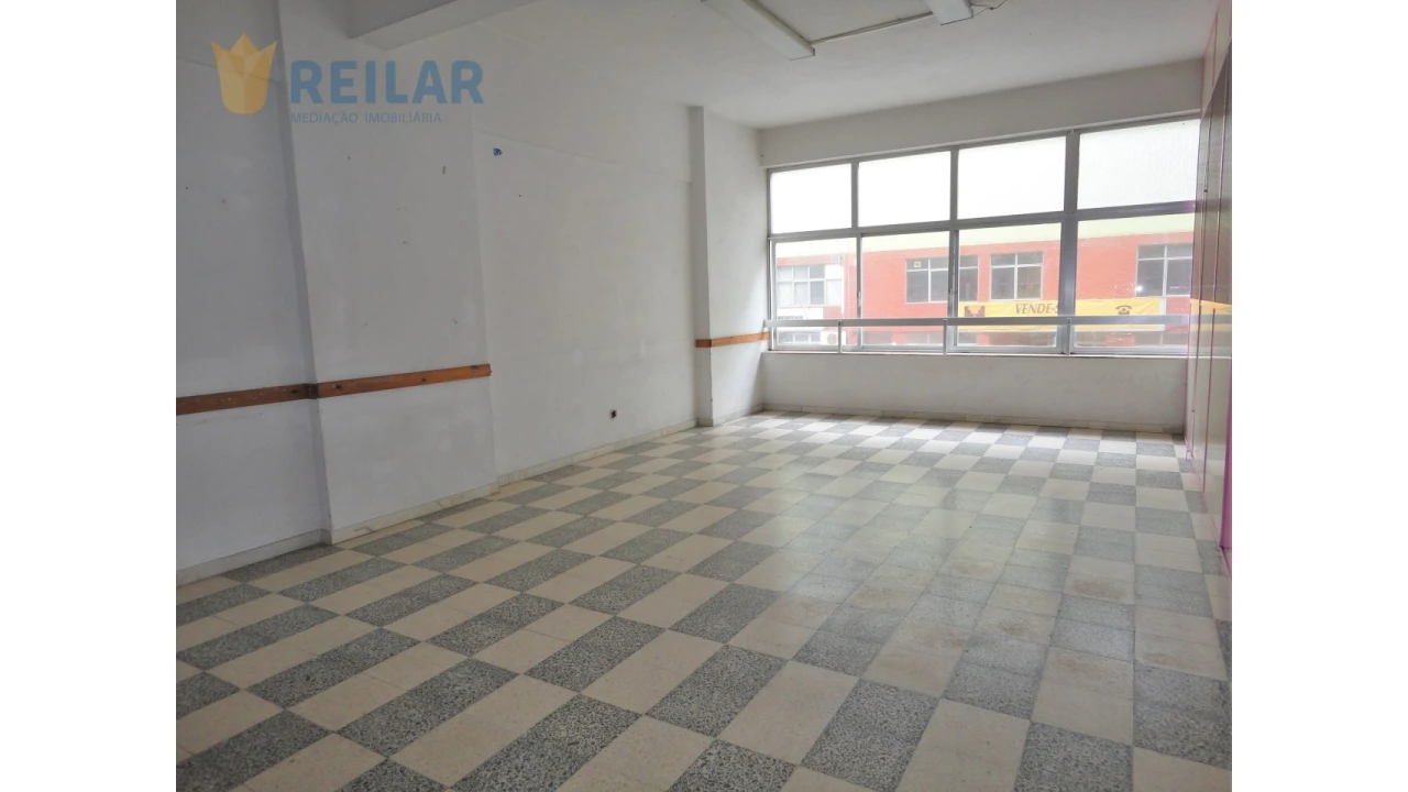 Loja para Venda em Pontinha e Famões Foto 5