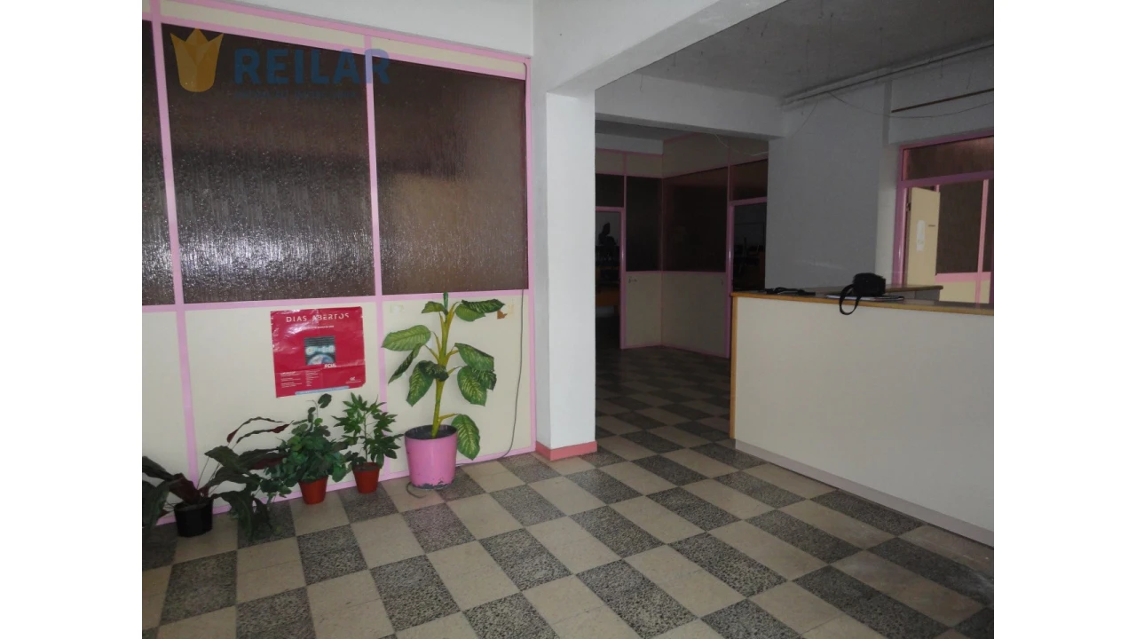 Loja para Venda em Pontinha e Famões Foto 6