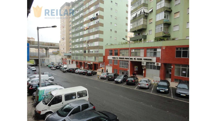 Loja para Venda em Pontinha e Famões Foto 2