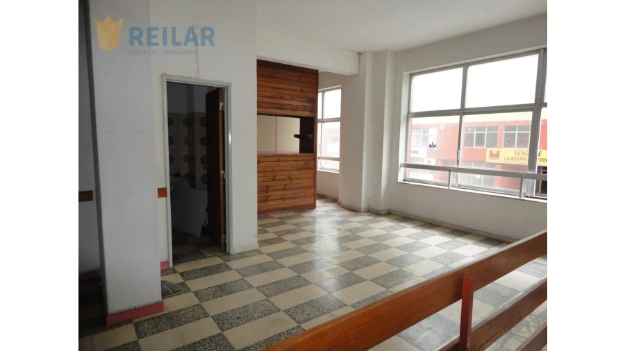 Loja para Venda em Pontinha e Famões Foto 4