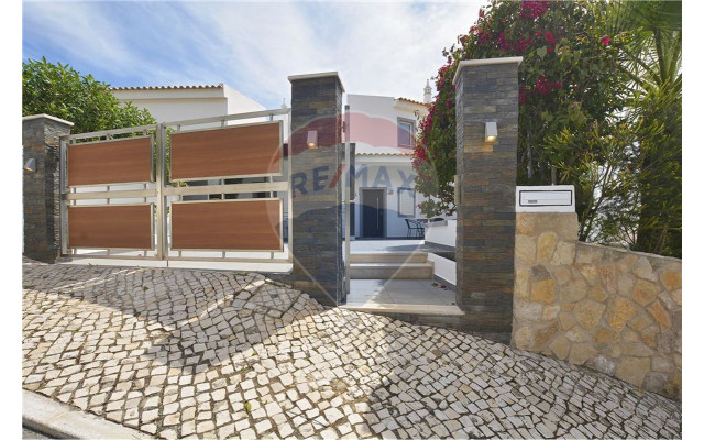 Moradia T5 para Venda em Albufeira e Olhos de Água