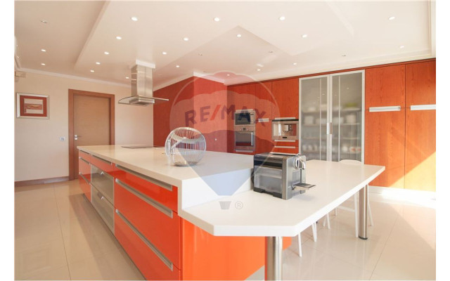 Moradia T5 para Venda em Albufeira e Olhos de Água