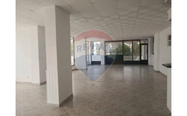 Loja para Venda em Albufeira e Olhos de Água