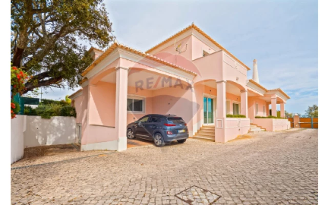 Moradia T7 para Venda em Albufeira e Olhos de Água