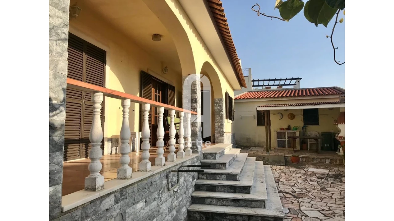 Moradia T5 para Venda em Carvoeira Foto 24