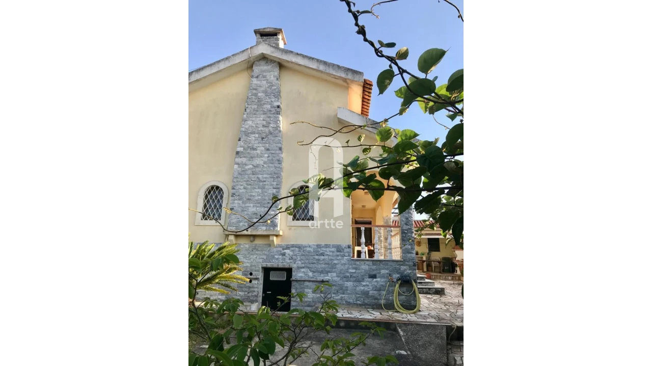 Moradia T5 para Venda em Carvoeira Foto 26