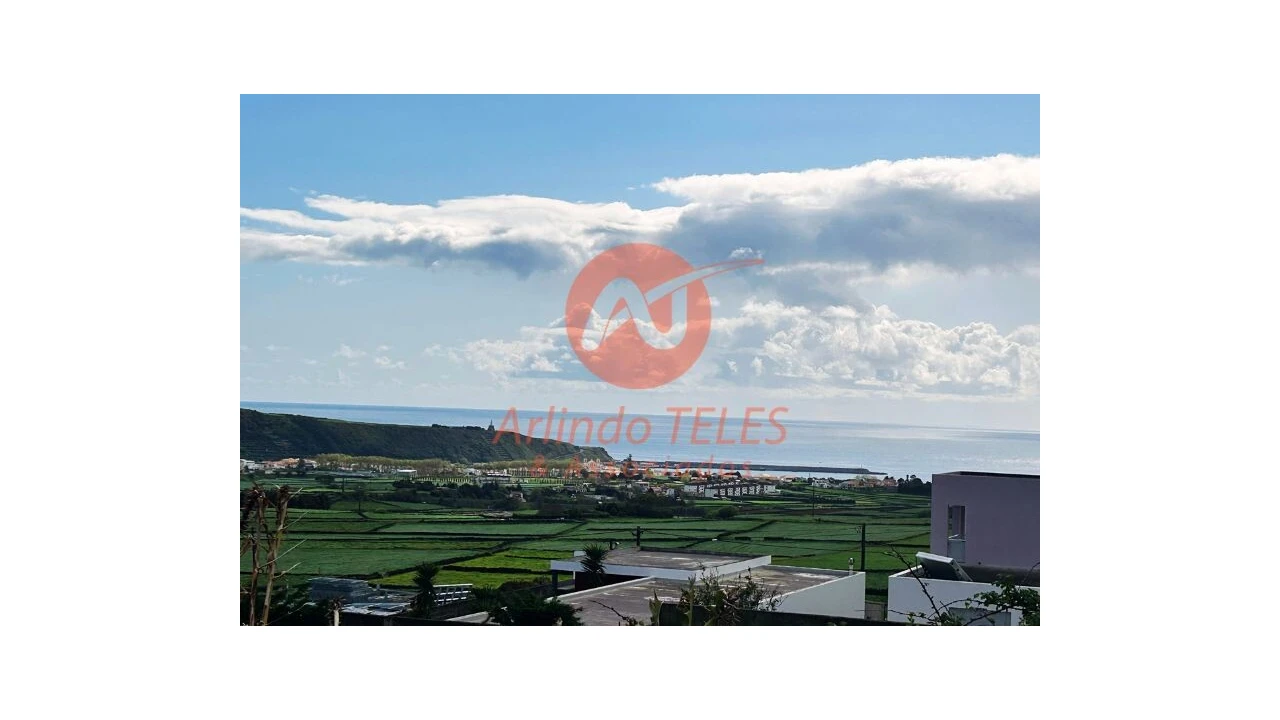 Terreno para Venda em Praia da Vitoria (Santa Cruz) Foto 1