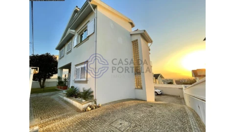 Moradia T4 para Venda em Vila de Cucujães