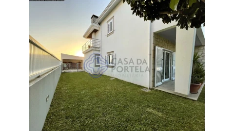 Moradia T4 para Venda em Vila de Cucujães