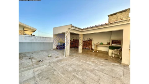 Moradia T4 para Venda em Vila de Cucujães