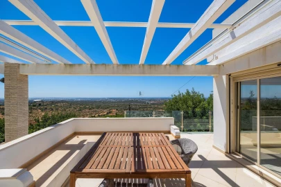 Moradia T4 para Venda em Santa Barbara de Nexe