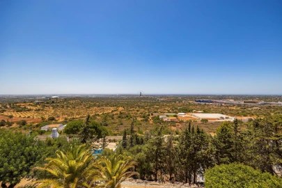 Moradia T4 para Venda em Santa Barbara de Nexe