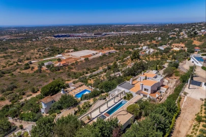 Moradia T4 para Venda em Santa Barbara de Nexe