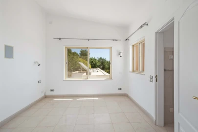 Moradia T4 para Venda em Santa Barbara de Nexe