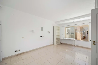 Moradia T4 para Venda em Santa Barbara de Nexe
