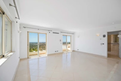 Moradia T4 para Venda em Santa Barbara de Nexe