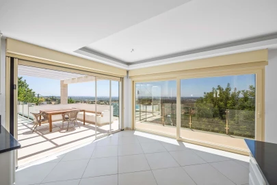 Moradia T4 para Venda em Santa Barbara de Nexe