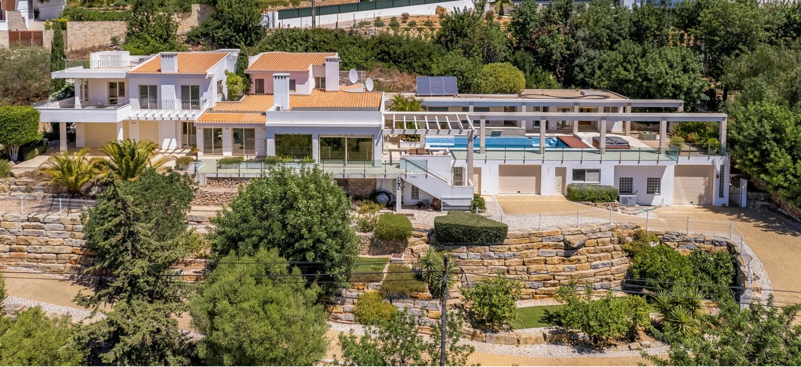 Moradia T4 para Venda em Santa Barbara de Nexe Foto 1