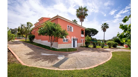 Moradia T5 para Venda em Albufeira e Olhos de Água