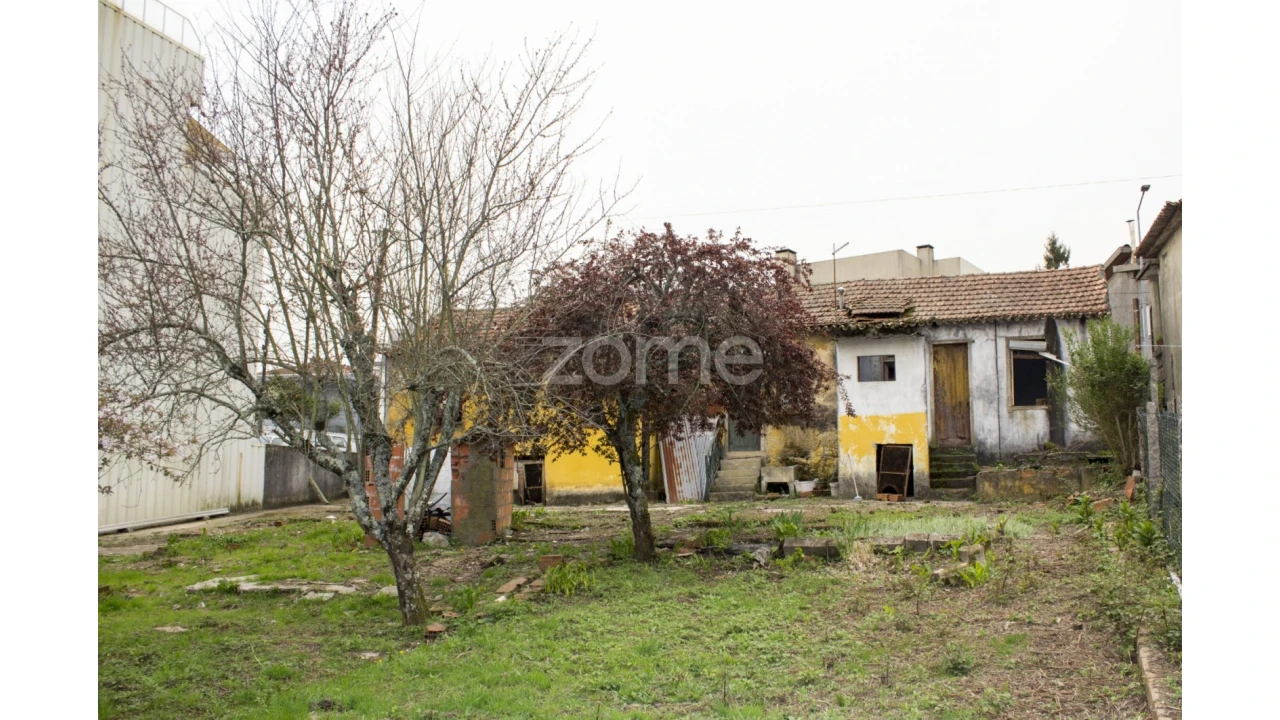 Moradia T12 para Venda em São João da Madeira Foto 1