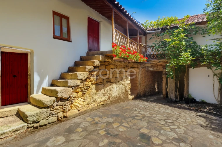 Moradia T5 para Venda em São Martinho das Chãs Foto 1