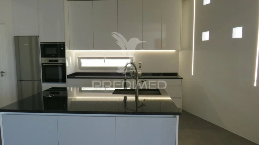 Moradia T4 para Venda em Camara de Lobos Foto 7