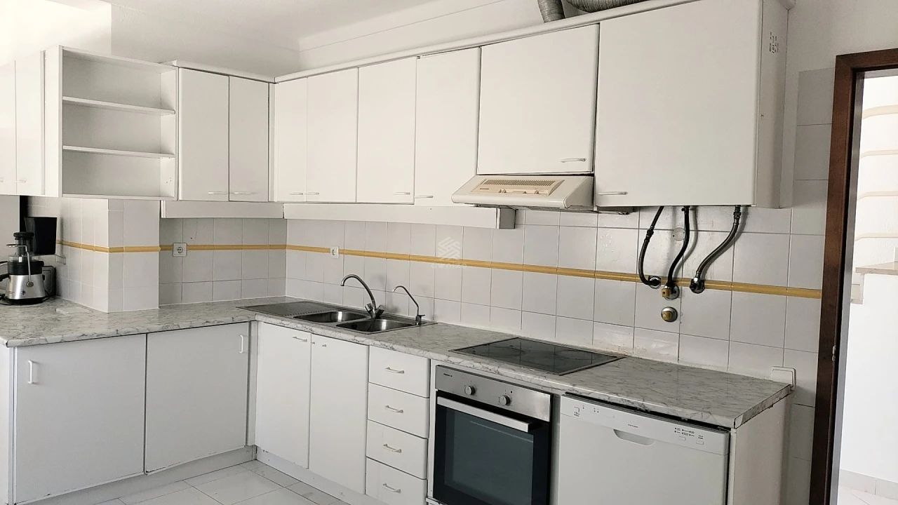 Moradia T4 para Venda em Guia Foto 5