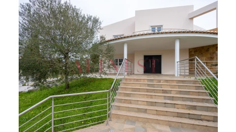 Moradia T4 para Venda em Queluz e Belas
