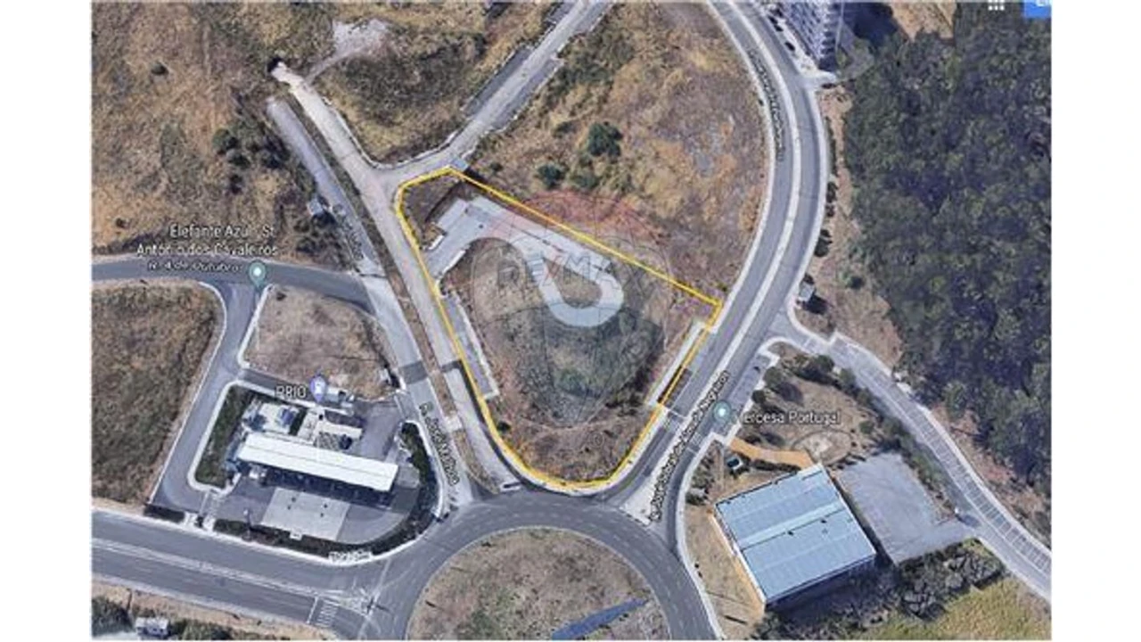 Armazém para Venda em Santo António dos Cavaleiros e Frielas Foto 2