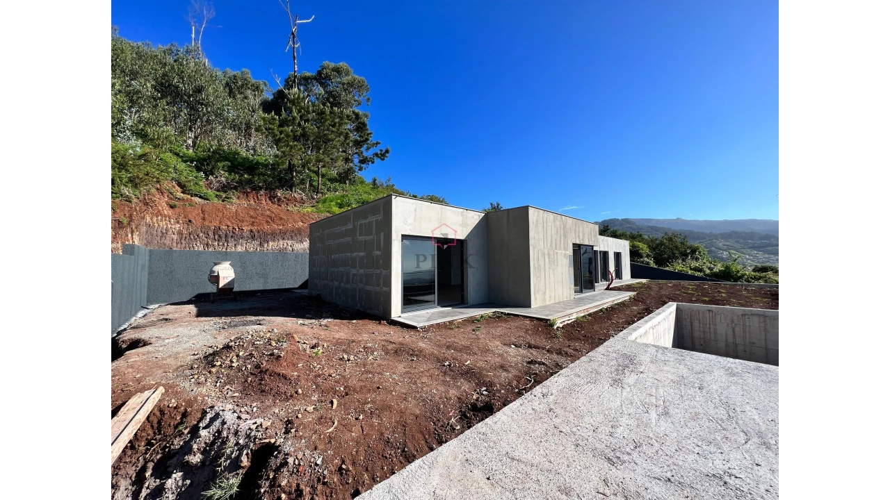 Moradia T3 para Venda em Estreito de Camara de Lobos Foto 21