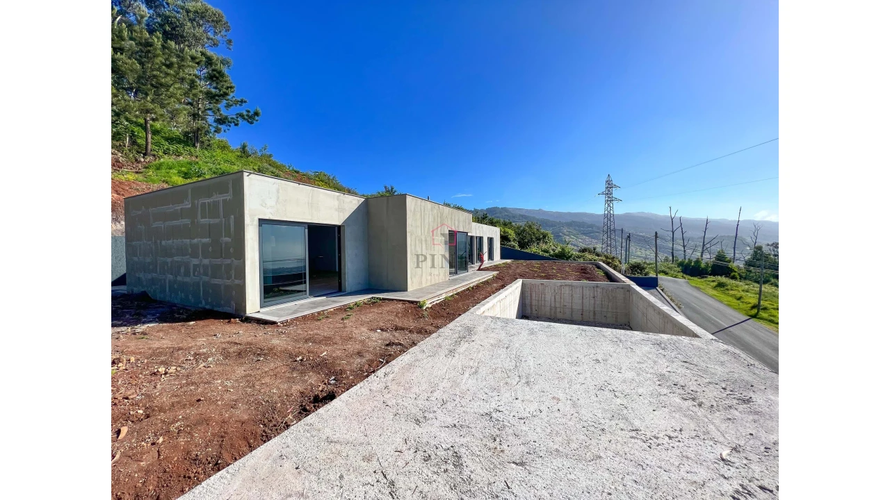 Moradia T3 para Venda em Estreito de Camara de Lobos Foto 1