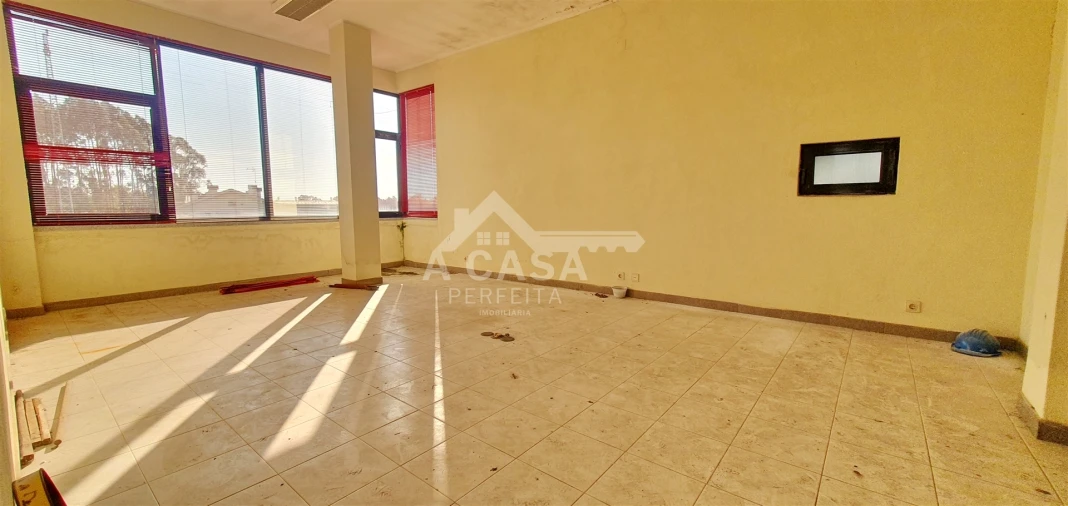 Armazém para Venda em São Miguel do Souto e Mosteirô Foto 27