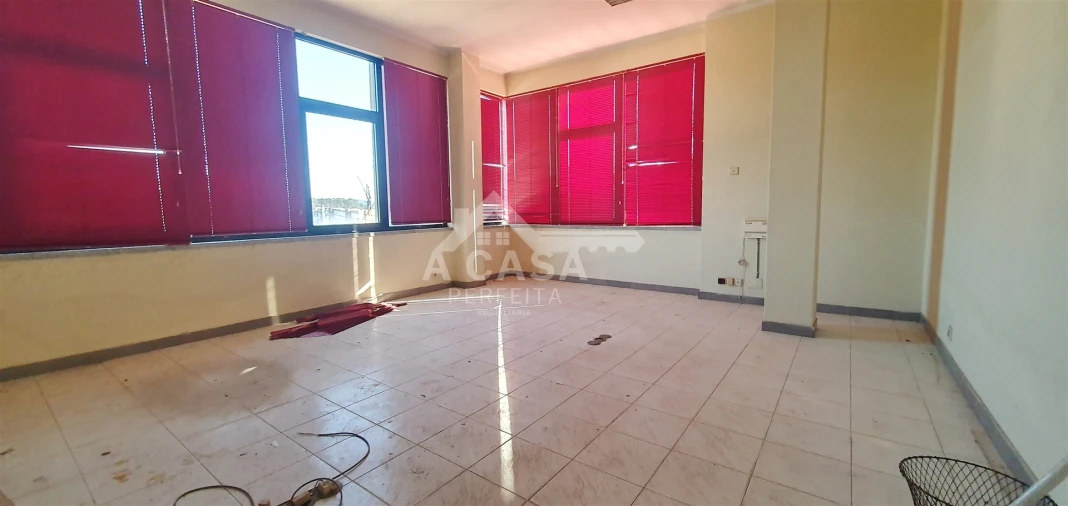 Armazém para Venda em São Miguel do Souto e Mosteirô Foto 25