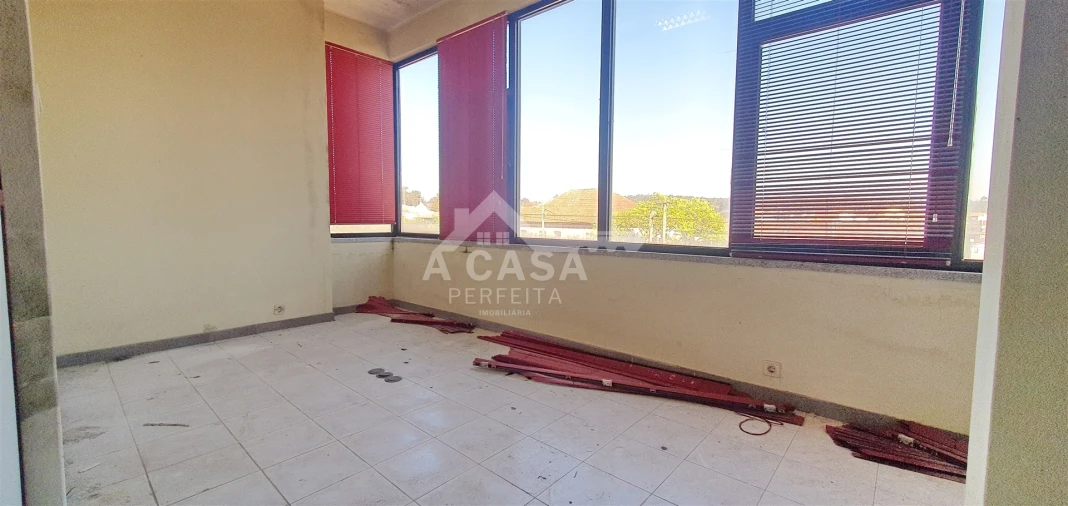 Armazém para Venda em São Miguel do Souto e Mosteirô Foto 26