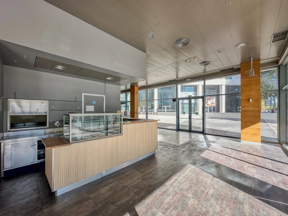 Loja para Venda em Parque das Nações Foto 3