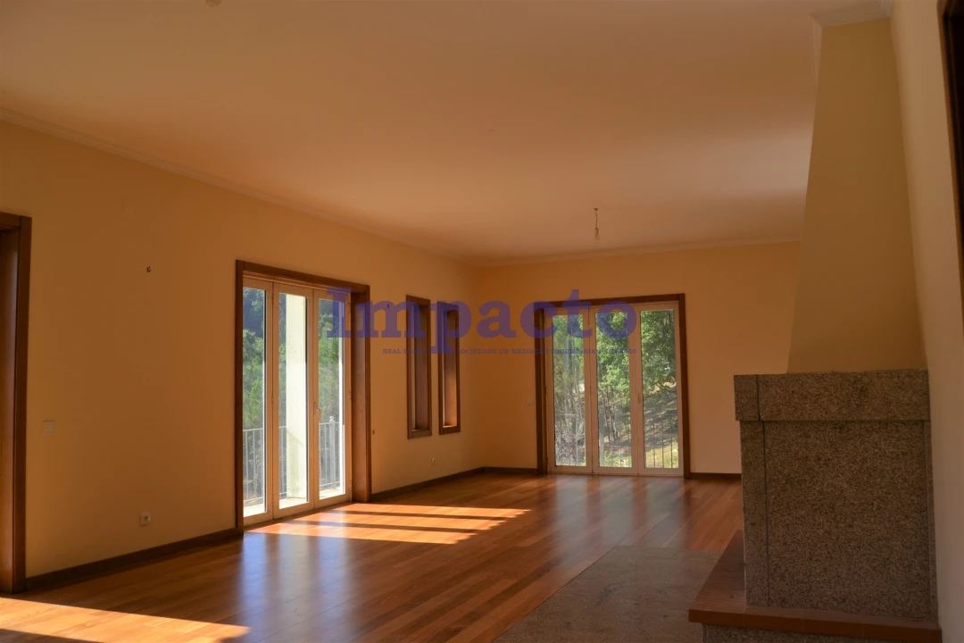 Moradia T6 para Venda em Fajões Foto 4