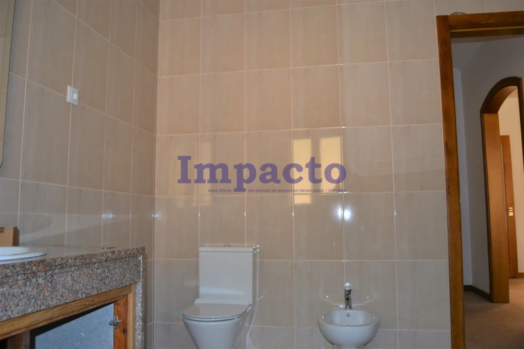 Moradia T6 para Venda em Fajões Foto 23