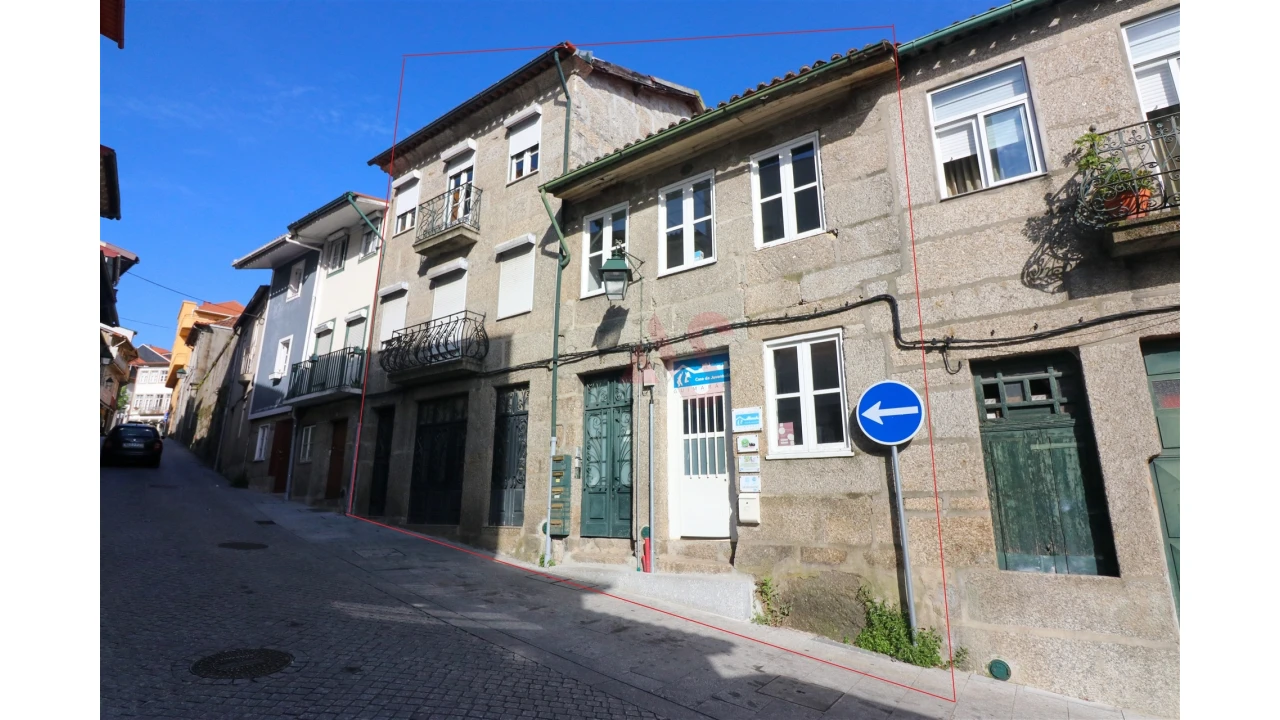 Prédio para Venda em Oliveira, São Paio e São Sebastião Foto 1