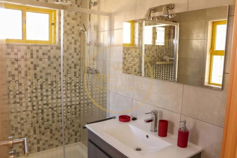 Moradia T4 para Arrendamento em Guia Foto 14