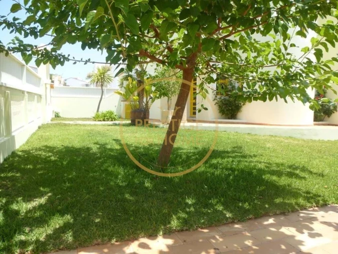 Moradia T4 para Arrendamento em Guia Foto 26