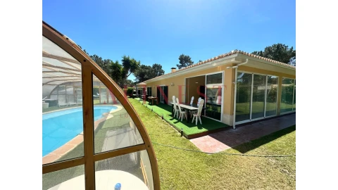 Moradia T4 para Venda em Charneca de Caparica e Sobreda