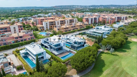Moradia T4 para Venda em Quarteira